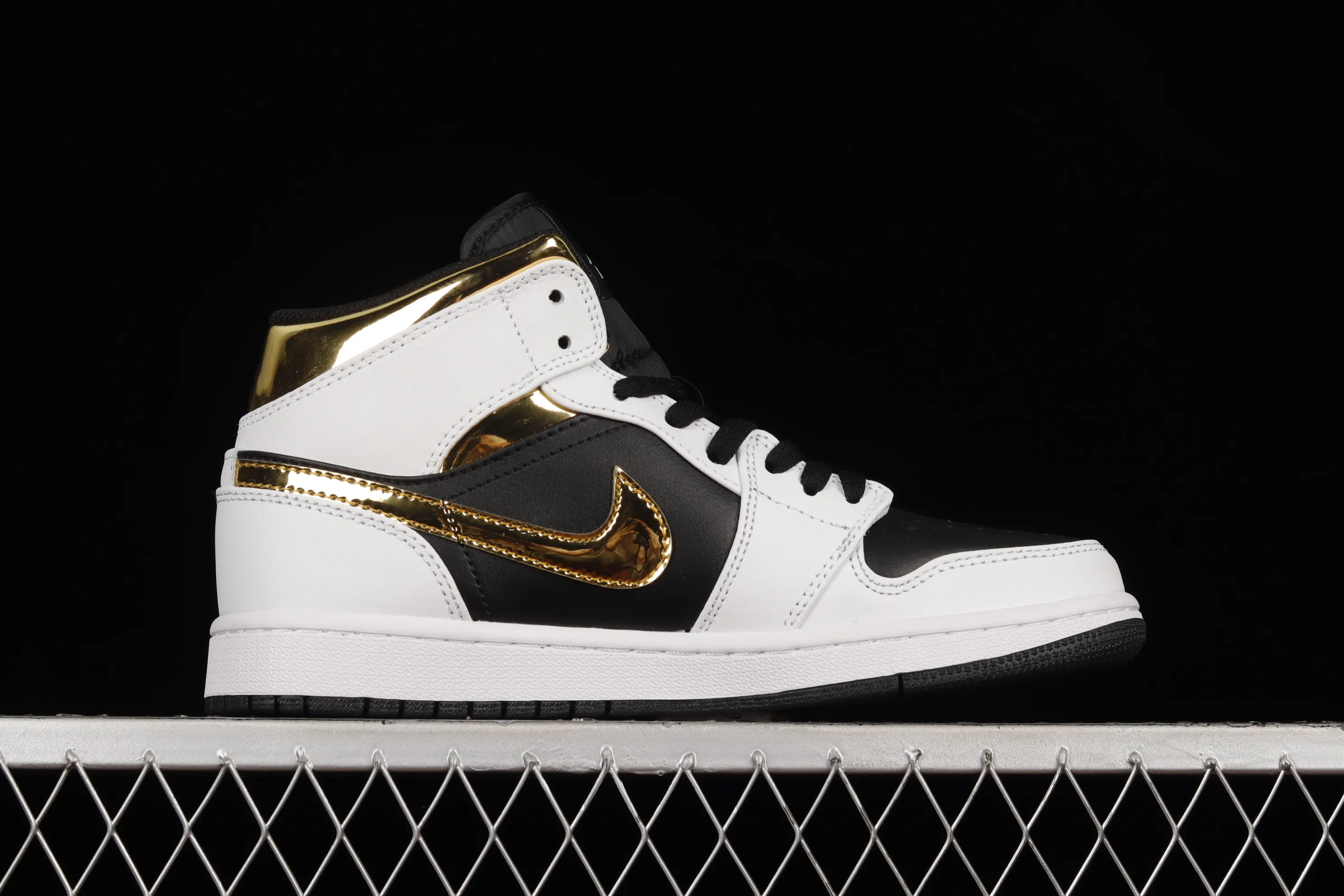 All categories Air Jordan Jordan series basketball shoes Air Jordan 1 Mid Air Jordan 1 Mid AJ1 Joe 1 Platinum Panda mid-top basketball shoes 554724-190